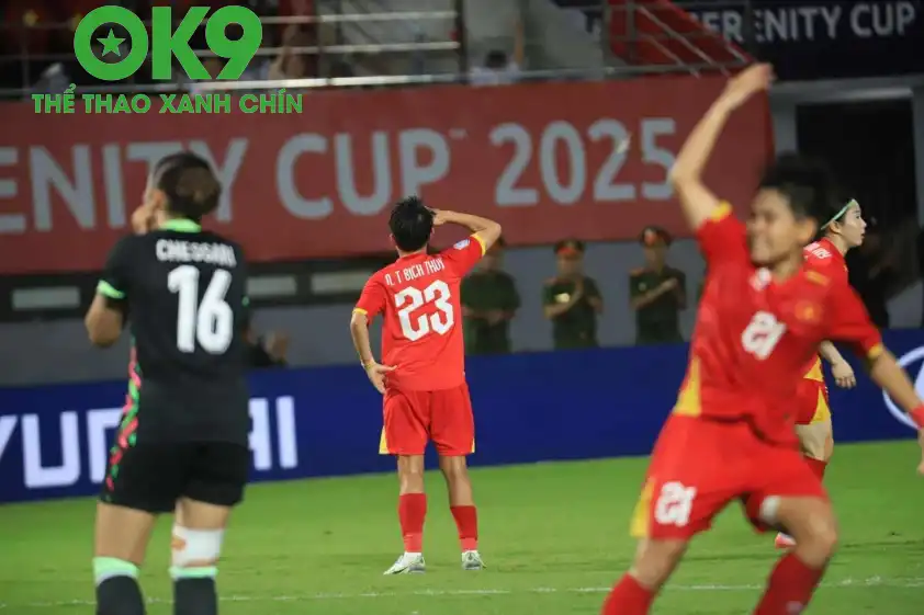 Bích Thùy ghi bàn gỡ 1-2 ở thời điểm cuối trận Bích Thùy ghi bàn gỡ 1-2 ở thời điểm cuối trận