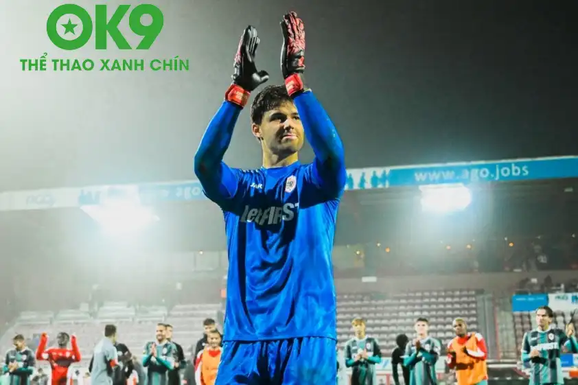 MU sắp chiêu mộ thành công thủ môn Lammens (Ảnh: The Sun)